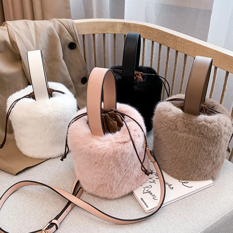 Bucket Bag Handbag Fashion Faux Fur Winter Bags Women Shoulder Crossbody Bag Ladies Plush Hand Bags Designers Bolsa Feminina Sac
Bucket Bag Handbag Fashion Faux Fur Winter Bags Women Shoulder Crossbody Bag Ladies Plush Hand Bags Designers Bolsa Feminina Sac