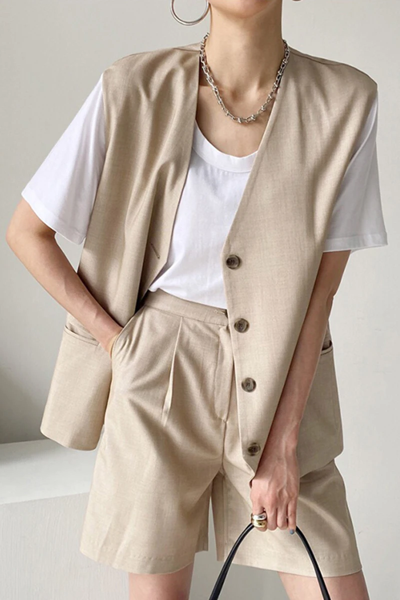 French retro loose single-breasted thin waistcoat jacket + high waist casual wide-leg pants shorts
French retro loose single-breasted thin waistcoat jacket + high waist casual wide-leg pants shorts