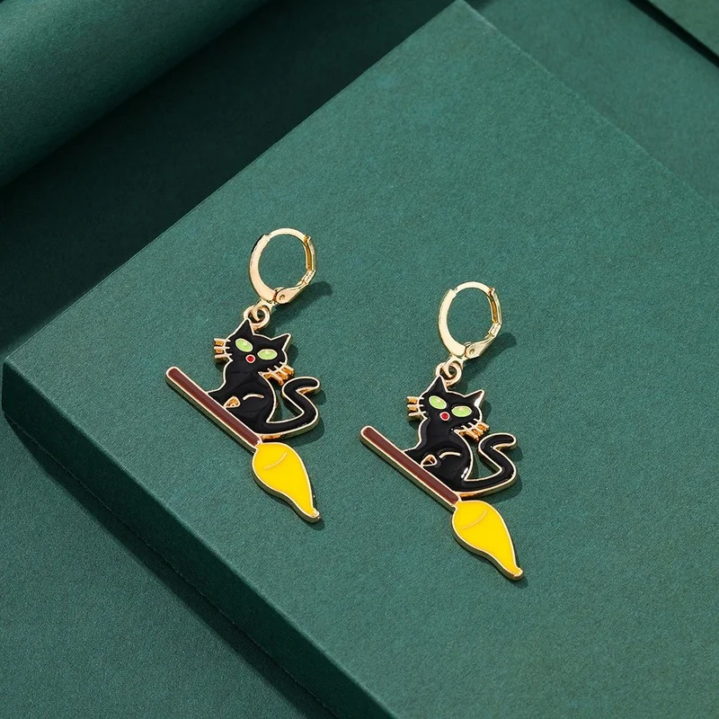 European and American New Fashion Small Crescent Pumpkin Cat Earrings Personality Halloween Cute Ghost Earrings
European and American New Fashion Small Crescent Pumpkin Cat Earrings Personality Halloween Cute Ghost Earrings