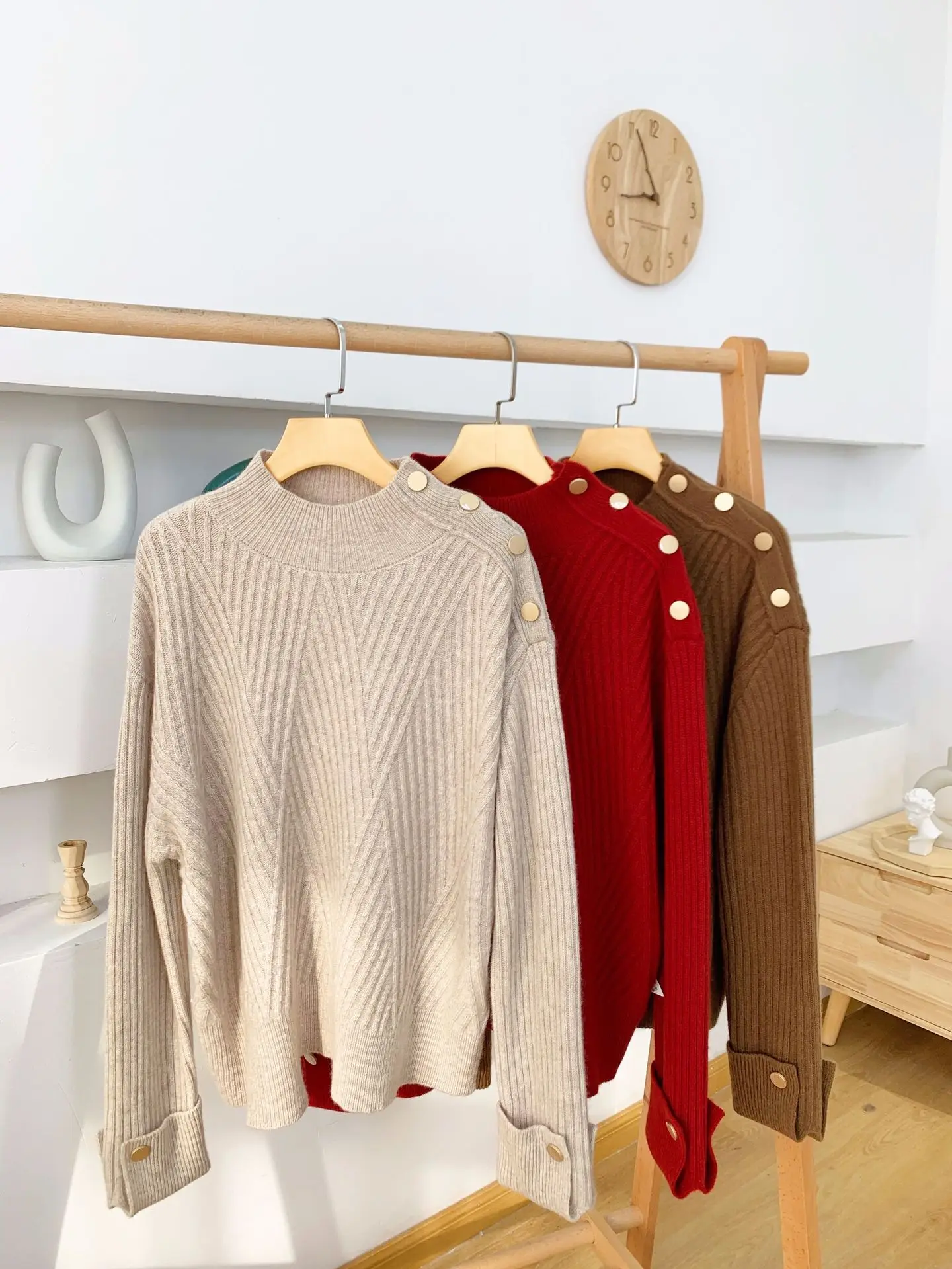 Women Sweater 2020 New Gold Buckle Decoration Half High Neck Long Sleeve Full Wool Outer Wear Loose Pullover Sweater Women 
Women Sweater 2020 New Gold Buckle Decoration Half High Neck Long Sleeve Full Wool Outer Wear Loose Pullover Sweater Women