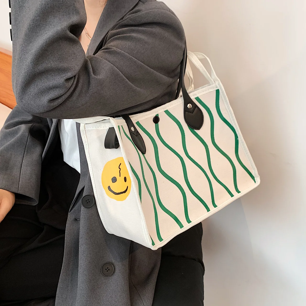 Модный рюкзак для офисных работников, простая тканевая сумка-мессенджер на плечо в Корейском стиле для девушек 
Модный рюкзак для офисных работников, простая тканевая сумка-мессенджер на плечо в Корейском стиле для девушек