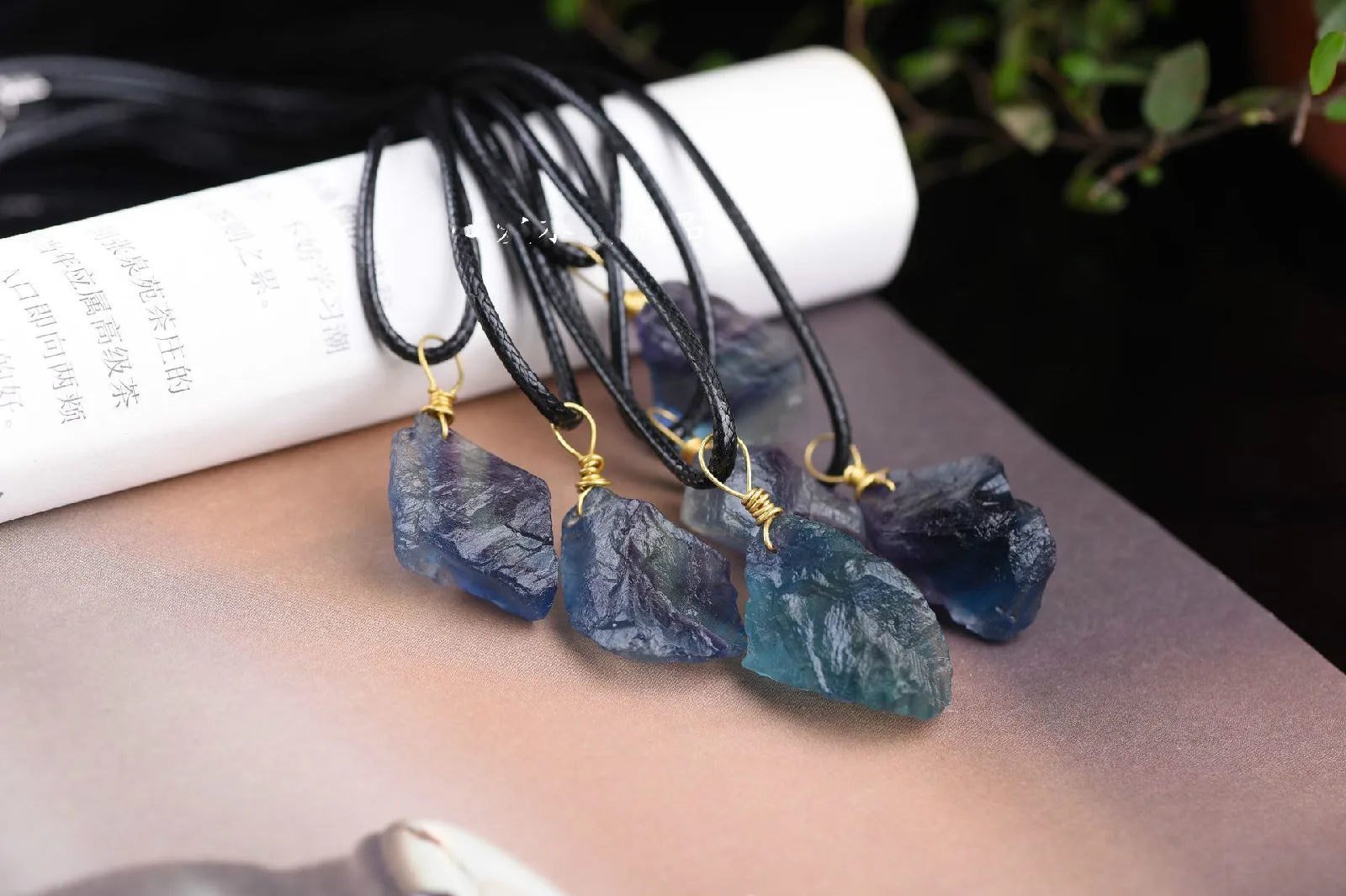 

Natural crystal fluorite octahedron pendant crystal original stone wrapped necklace pendant spiritual pendulum wholesale
