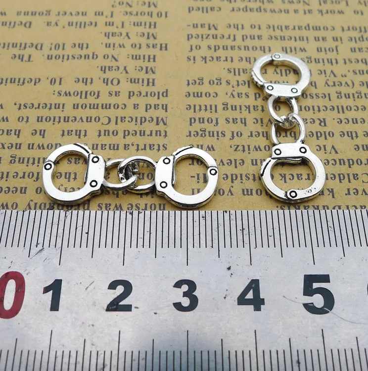 50pcs Exquisite Handcuffs charms Connector pendants 12*32mm Antique silver bag accessories craft earring bracelet necklace
50pcs Exquisite Handcuffs charms Connector pendants 12*32mm Antique silver bag accessories craft earring bracelet necklace
