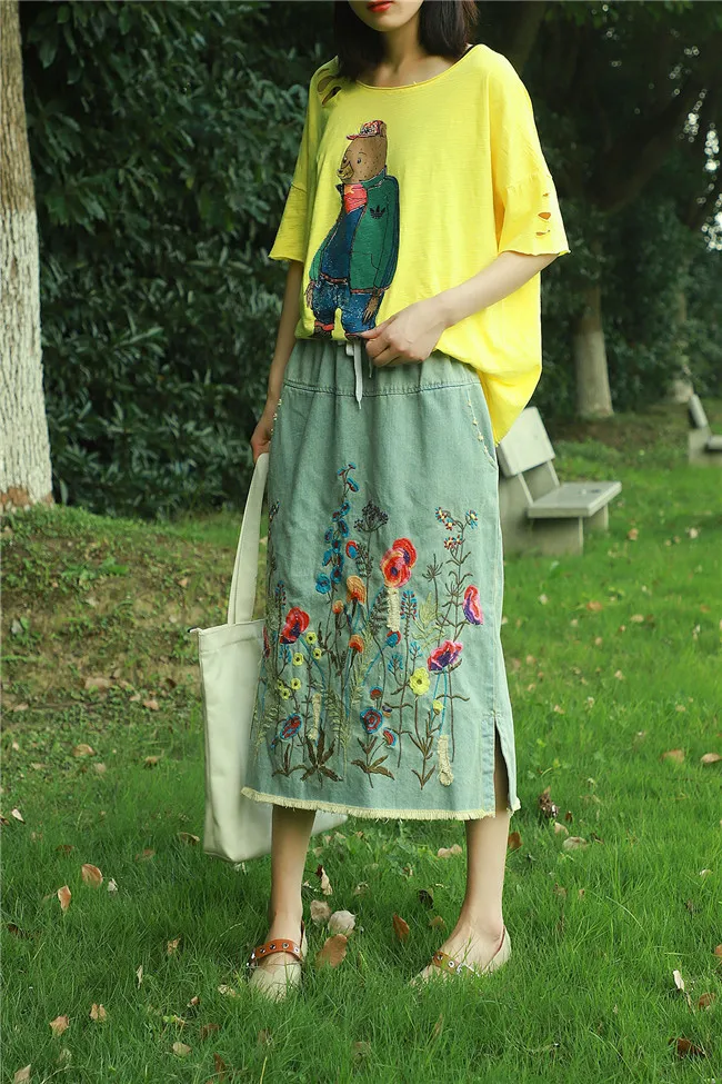 2019 summer retro flower embroidery denim skirt literary casual summer dress was thin A word skirt female wild skirt
2019 summer retro flower embroidery denim skirt literary casual summer dress was thin A word skirt female wild skirt
