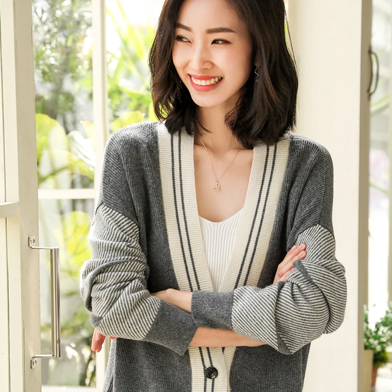 2019 Spring and Autumn New Cashmere Sweater Women's V-Neck Cardigan Fashion Stitching Long Sweater Coat
2019 Spring and Autumn New Cashmere Sweater Women's V-Neck Cardigan Fashion Stitching Long Sweater Coat