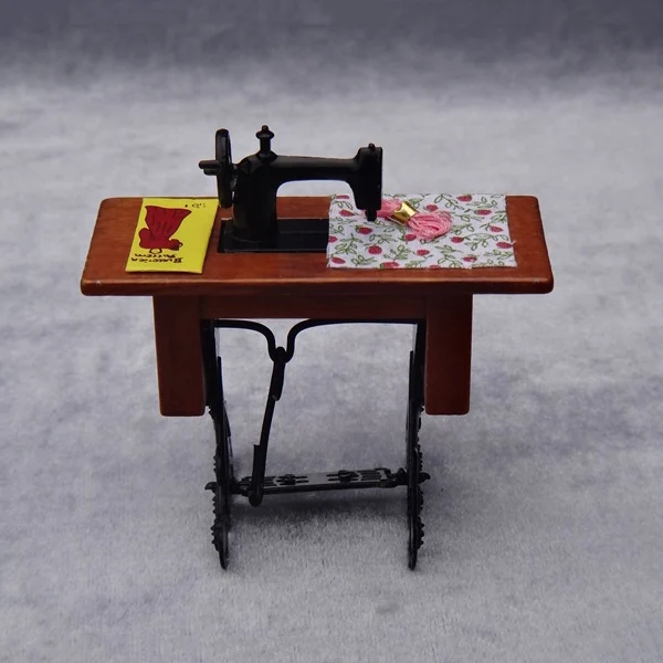 2020 New Mini Sewing Machine with Cloth Model Vintage for 1/12 Scale Dollhouse Decoration
2020 New Mini Sewing Machine with Cloth Model Vintage for 1/12 Scale Dollhouse Decoration