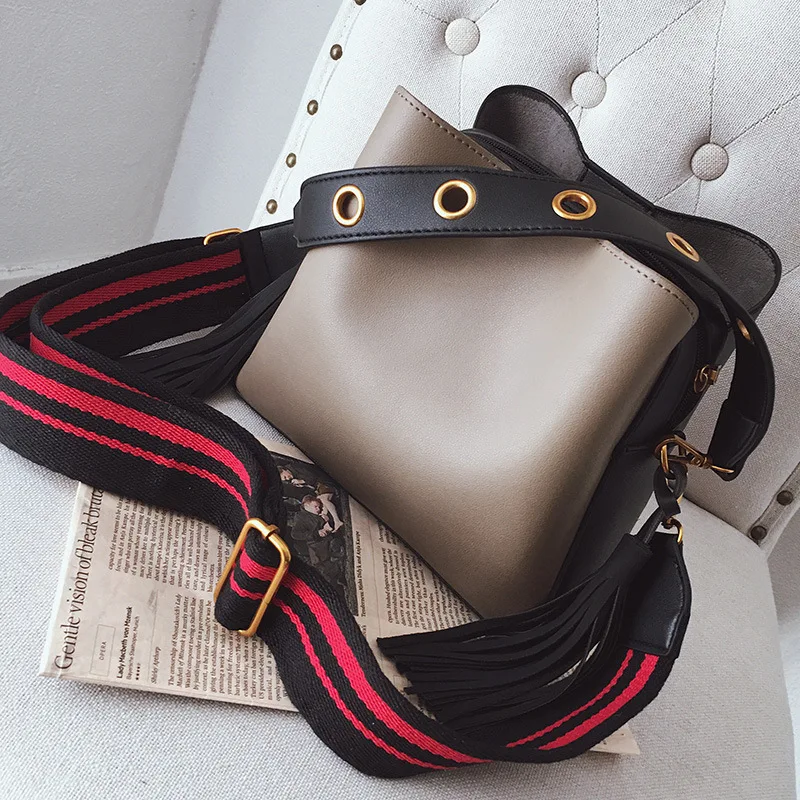 2019 Fashion Leather Bucket Tassels Handbag Luxury Handbags Women Messenger Small Bags Designer Shoulder Clutch Bag For Female
2019 Fashion Leather Bucket Tassels Handbag Luxury Handbags Women Messenger Small Bags Designer Shoulder Clutch Bag For Female