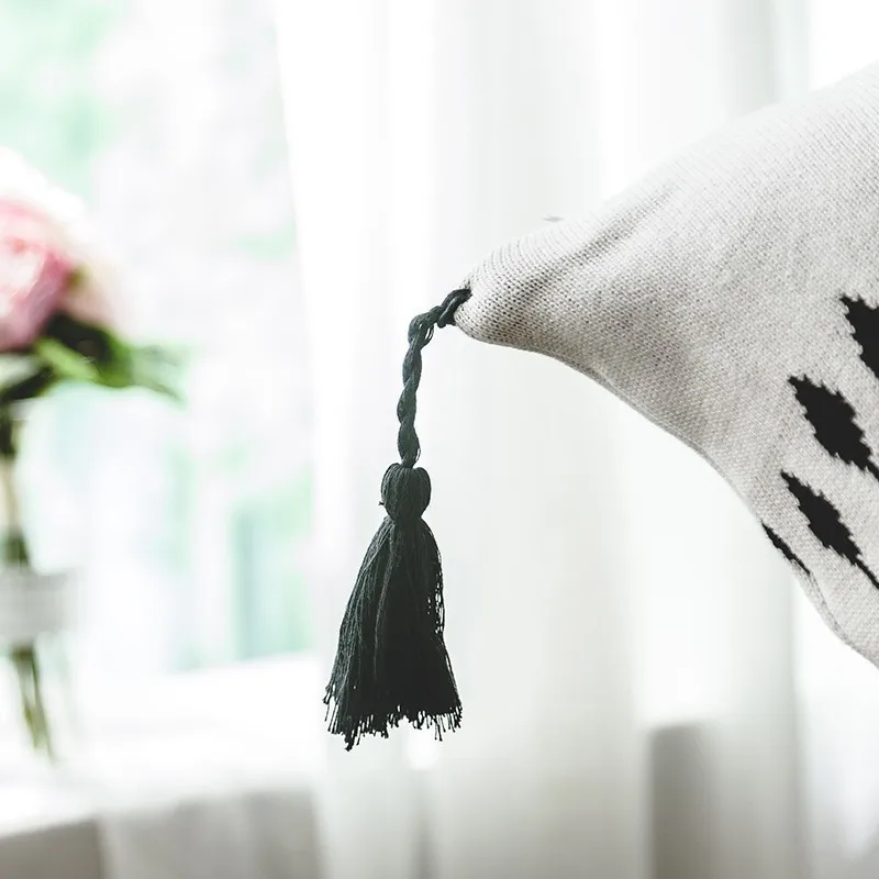 European Black White Geometric Knitted Cushion Cover with Tassels 100% Cotton Snowflake Design Pillow Cover for Seat Chair Car
European Black White Geometric Knitted Cushion Cover with Tassels 100% Cotton Snowflake Design Pillow Cover for Seat Chair Car