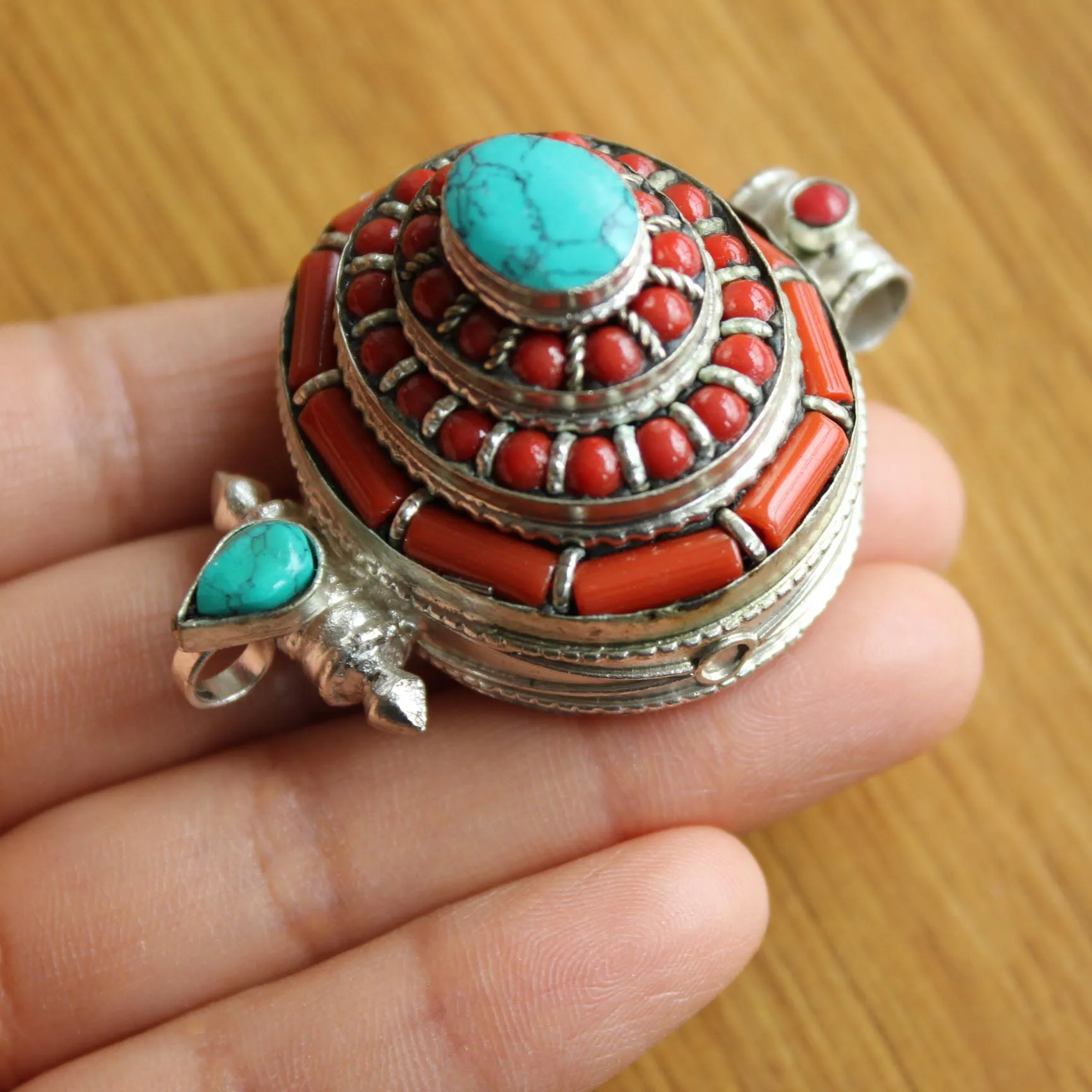 PN176 Tibetan Silver Red Coral Beads Oval Prayer Box Pendant Necklace Handmade Nepal Gau Amulet New Arrival
PN176 Tibetan Silver Red Coral Beads Oval Prayer Box Pendant Necklace Handmade Nepal Gau Amulet New Arrival