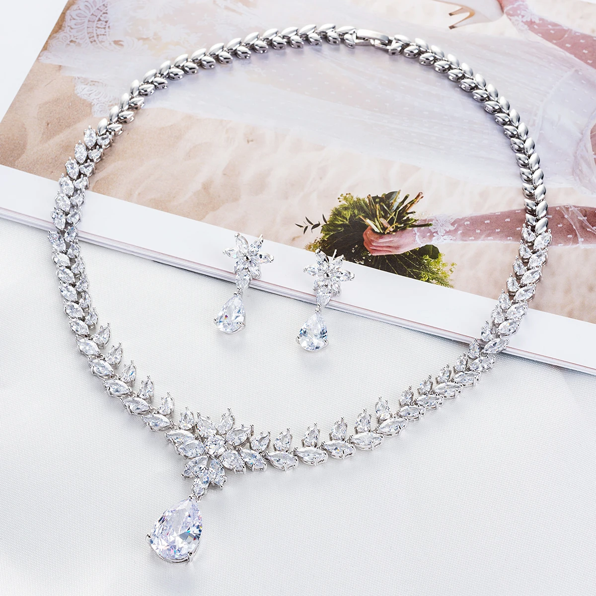 Gorgeous Crystal CZ Zircon Dangle Bridal Wedding Flower Necklace Earring Sets for Women Party Prom Jewelry Accessories CN10129
Gorgeous Crystal CZ Zircon Dangle Bridal Wedding Flower Necklace Earring Sets for Women Party Prom Jewelry Accessories CN10129