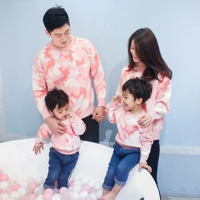 Autumn Winter Matching Family Outfit Camouflage Pink Cotton Thick Sweater Mommy And Me Clothes Father Son Baby Tops Warm Sweater
Autumn Winter Matching Family Outfit Camouflage Pink Cotton Thick Sweater Mommy And Me Clothes Father Son Baby Tops Warm Sweater