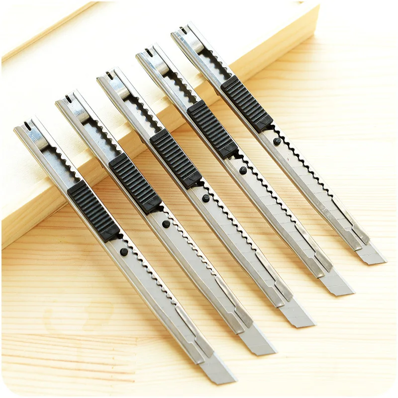 2Pcs/Set Utility Knife Quality Metal Knife Office Art Knife Supplies Diy Art Cutter Knife Paper Cutter School Stationery Tool
2Pcs/Set Utility Knife Quality Metal Knife Office Art Knife Supplies Diy Art Cutter Knife Paper Cutter School Stationery Tool