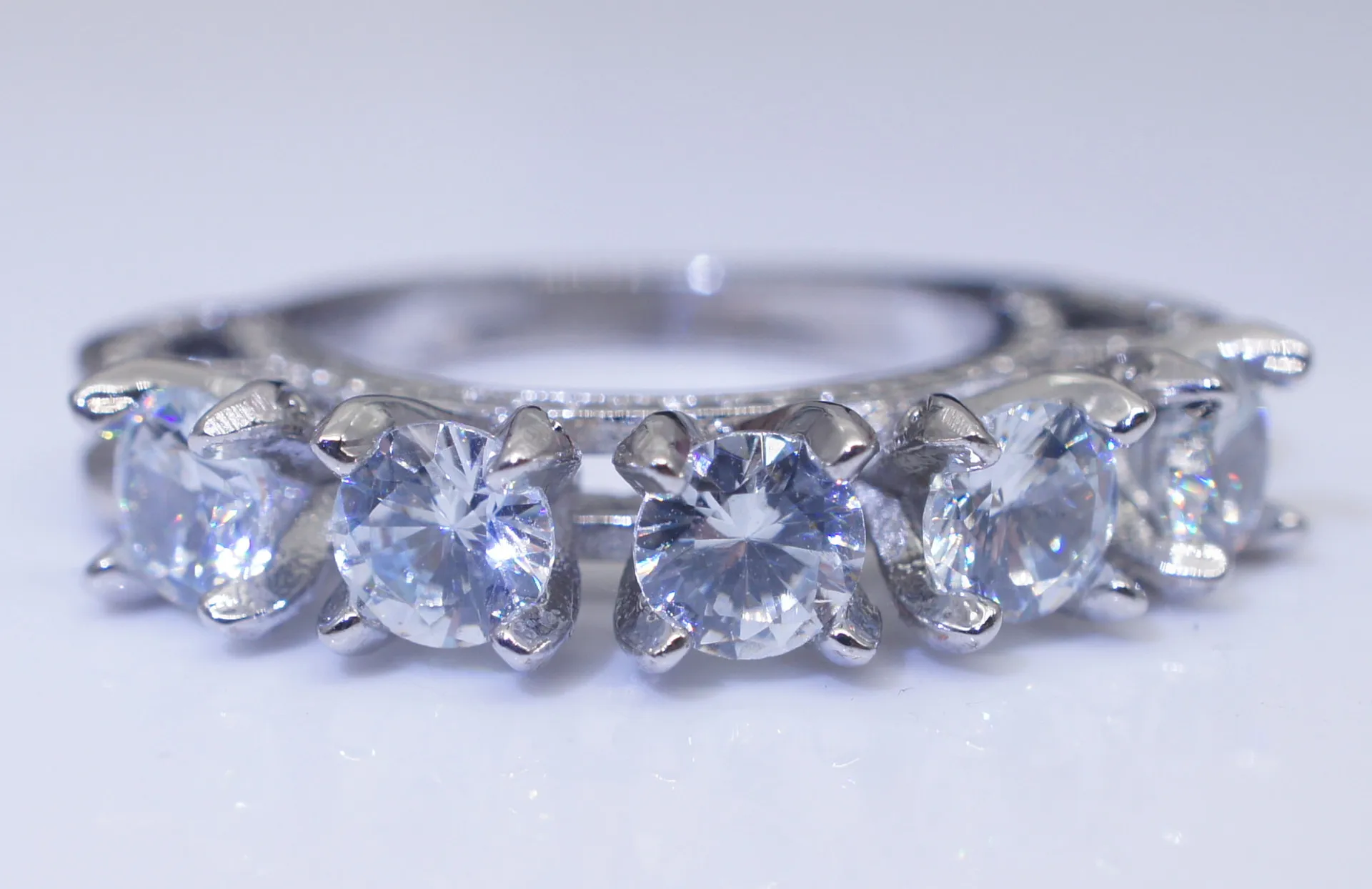 925 sterling silver Drilling engagement Rings for women Christmas gift for Ladies jewelry brand finger wholesale ring R5048
925 sterling silver Drilling engagement Rings for women Christmas gift for Ladies jewelry brand finger wholesale ring R5048