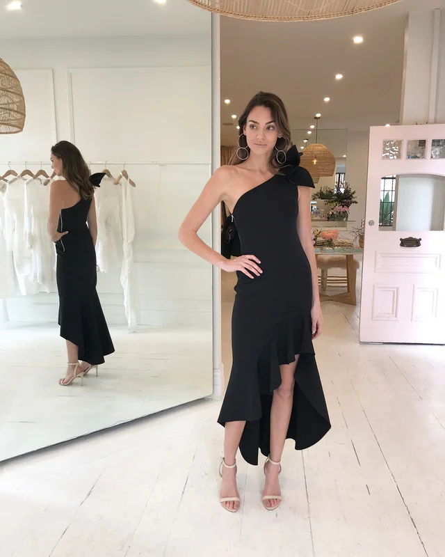 Top Quality Black One Shoulder Bow Ruffles Knee Length Rayon Bandage Dress Cocktail Party Dress
Top Quality Black One Shoulder Bow Ruffles Knee Length Rayon Bandage Dress Cocktail Party Dress