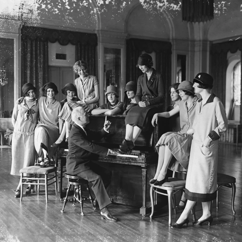 Debutantes Rehearsing Musical 1925 Poster Print by Science Source (24 x 18) | Дом и сад