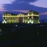 Здания освещены ночью Palais Due Pharo Marseille Bouches-Du-Rhone Прованс-Альпы-Лазурный берег