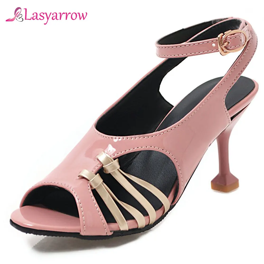 Женские босоножки с открытым носком, на высоком каблуке, с ремешком и пряжкой
Женские босоножки с открытым носком, на высоком каблуке, с ремешком и пряжкой