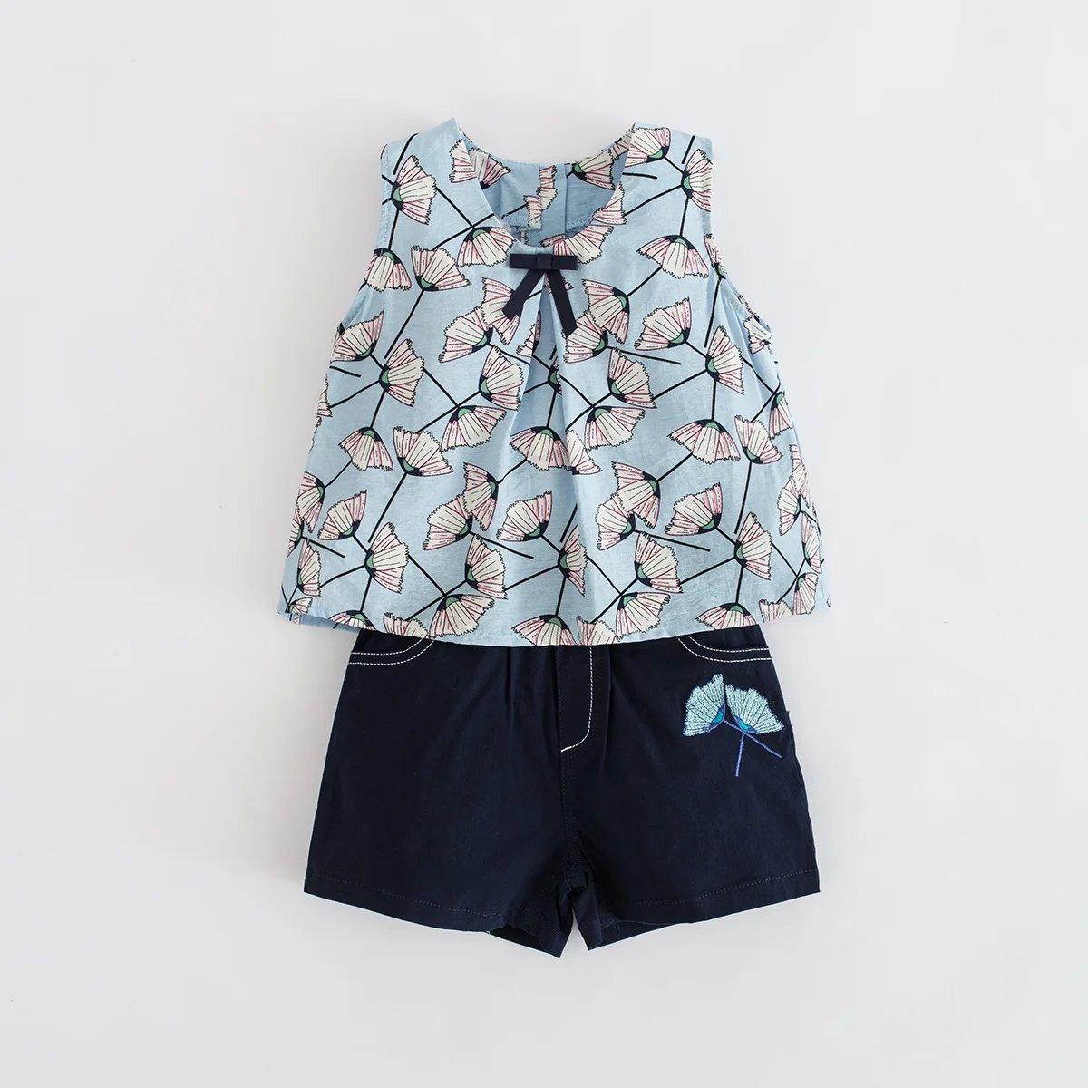 baby Girls sets summer children's clothing female baby set leaf print bow vest top + cotton casual shorts
baby Girls sets summer children's clothing female baby set leaf print bow vest top + cotton casual shorts