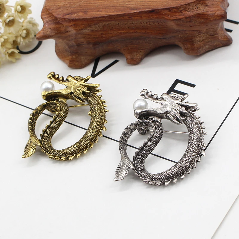 Vintage Chinese Dragon Brooch Animal Jewelry Steampunk Bronze corlour Dragon With Pearl Bead Pins Brooches For Men Broches
Vintage Chinese Dragon Brooch Animal Jewelry Steampunk Bronze corlour Dragon With Pearl Bead Pins Brooches For Men Broches