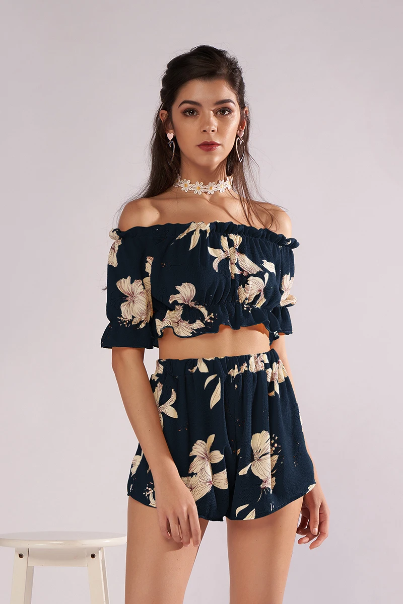 Spot make Europe and the United States foreign trade new word collar short sleeve blouse printed high waist shorts two-piece
Spot make Europe and the United States foreign trade new word collar short sleeve blouse printed high waist shorts two-piece