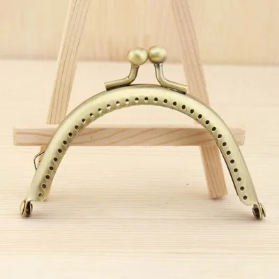 8.5cm Bronze Classic Smooth Semicircle Coin Purse Frames Metal Kiss Clasp Bags Making Supplies DIY Quilting Handmade Obag Handle
8.5cm Bronze Classic Smooth Semicircle Coin Purse Frames Metal Kiss Clasp Bags Making Supplies DIY Quilting Handmade Obag Handle