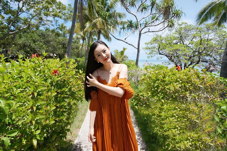 2021 new autumn maxi long vintage style pleated dress women's hot sale elegant strap long dresses backless holiday dress
2021 new autumn maxi long vintage style pleated dress women's hot sale elegant strap long dresses backless holiday dress