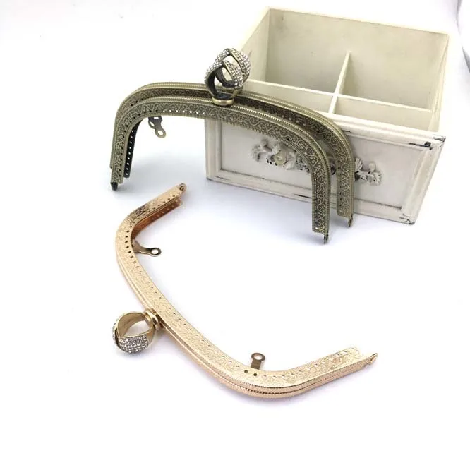 2pcs Antique Brass Golden Arched Kiss Clasp 20.5CM Shining Diamond Ring Decorate Metal Purse Frame DIY Handmade Coin Purse Bag
2pcs Antique Brass Golden Arched Kiss Clasp 20.5CM Shining Diamond Ring Decorate Metal Purse Frame DIY Handmade Coin Purse Bag