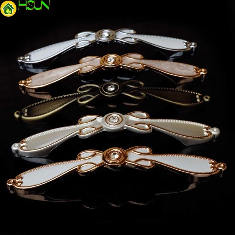 96mm 128mm Modern Fashion Deluxe Silver Gold Rhinestone Wardrobe Dresser Door Handle Glass Crystal Kitchen Cabinet Drawer Pull
96mm 128mm Modern Fashion Deluxe Silver Gold Rhinestone Wardrobe Dresser Door Handle Glass Crystal Kitchen Cabinet Drawer Pull