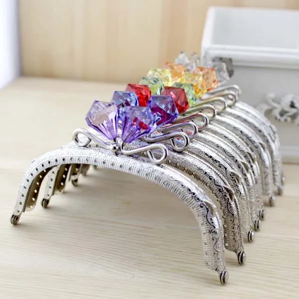 12.5CM Arc-shaped Crystal Diamond Candy Beads Head Purse Frame Kiss Clasp DIY Quilting Handmade Coin Purse 5pcs/lot Obag Handle
12.5CM Arc-shaped Crystal Diamond Candy Beads Head Purse Frame Kiss Clasp DIY Quilting Handmade Coin Purse 5pcs/lot Obag Handle