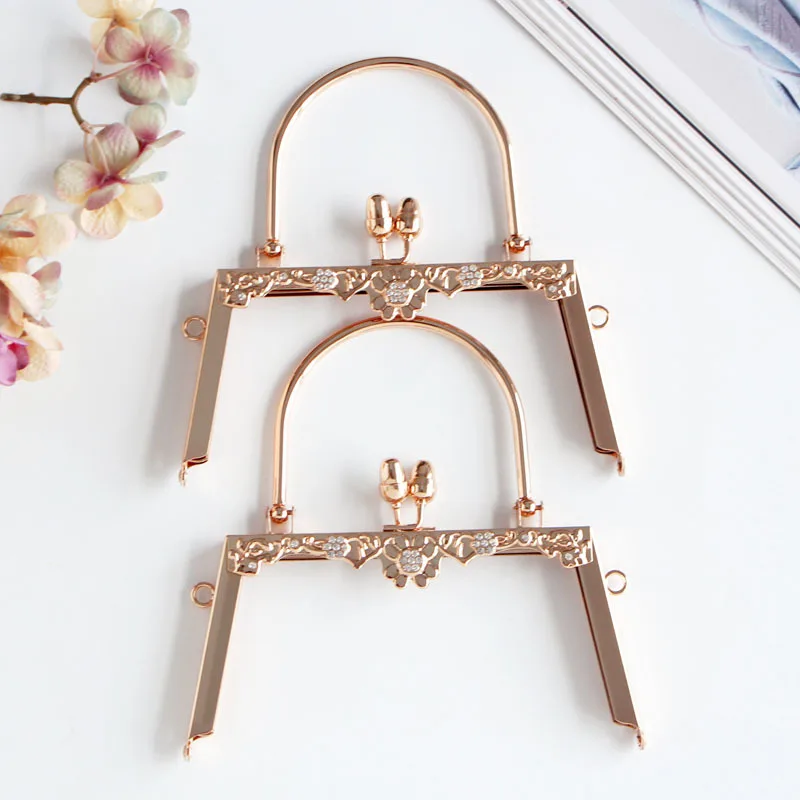 2019 Trapezoid 18CM Handle Point Drill Carved Light Gold Screw Metal Purse Frame DIY Kiss Lock Bag Accessories Obag Handle Frame
2019 Trapezoid 18CM Handle Point Drill Carved Light Gold Screw Metal Purse Frame DIY Kiss Lock Bag Accessories Obag Handle Frame