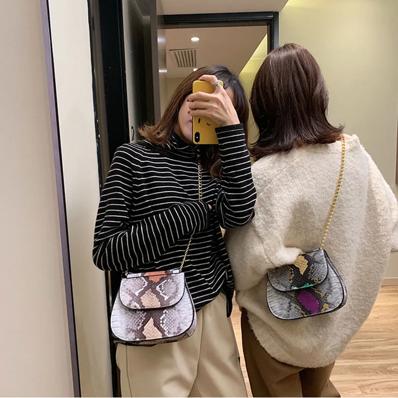 Women Messenger Bags 2019 Spring New Crocodile Pattern Semi Circle Cover Chain Bag Snake Pattern Stereotypes Shoulder Bag LHJ361
Women Messenger Bags 2019 Spring New Crocodile Pattern Semi Circle Cover Chain Bag Snake Pattern Stereotypes Shoulder Bag LHJ361