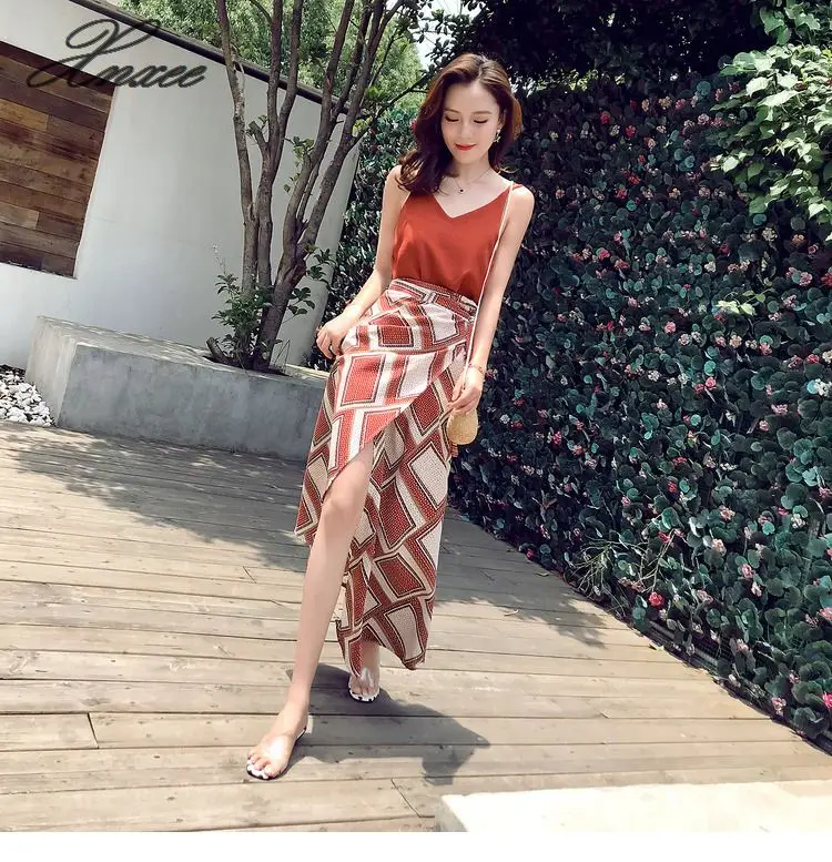 2020 Holiday Wind Skirts Suit Women Summer Sexy Suspender Vest Top + High Waist Split Fork Printing Skirt Two-piece Sets
2020 Holiday Wind Skirts Suit Women Summer Sexy Suspender Vest Top + High Waist Split Fork Printing Skirt Two-piece Sets