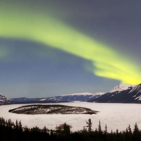 Аврора borealis над Bove Island Yukon Канада плакат печать (40x19) | Дом и сад