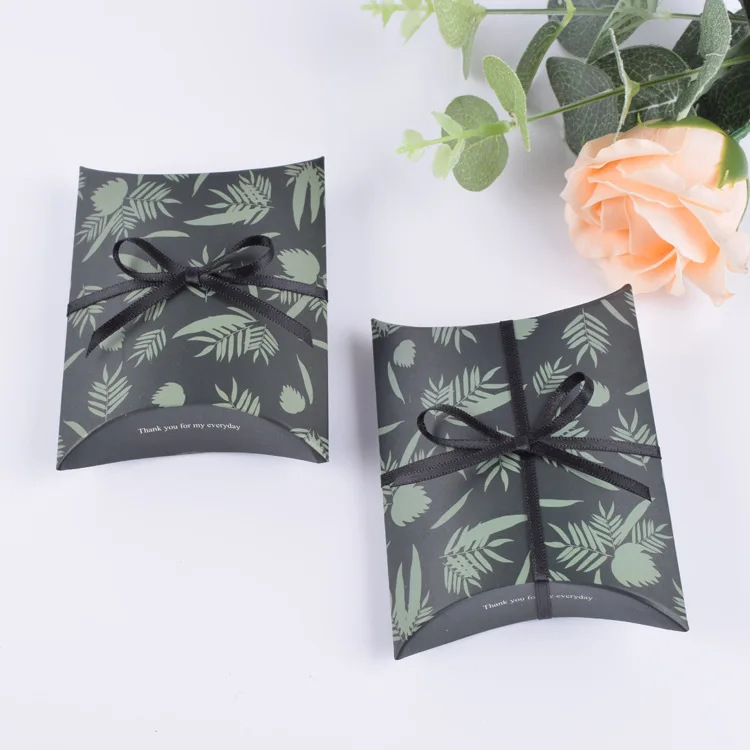 20pcs/lot New Colorful Pillow Box Ribbon Bow Present Carton Pouch Kraft Paper box Wedding Favors Gift Boxes Wedding Party Supply
20pcs/lot New Colorful Pillow Box Ribbon Bow Present Carton Pouch Kraft Paper box Wedding Favors Gift Boxes Wedding Party Supply