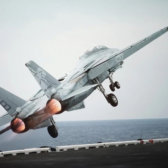 А F 14A Tomcat самолет запущен от атомный авианосец USS Теодор Рузвельт печати