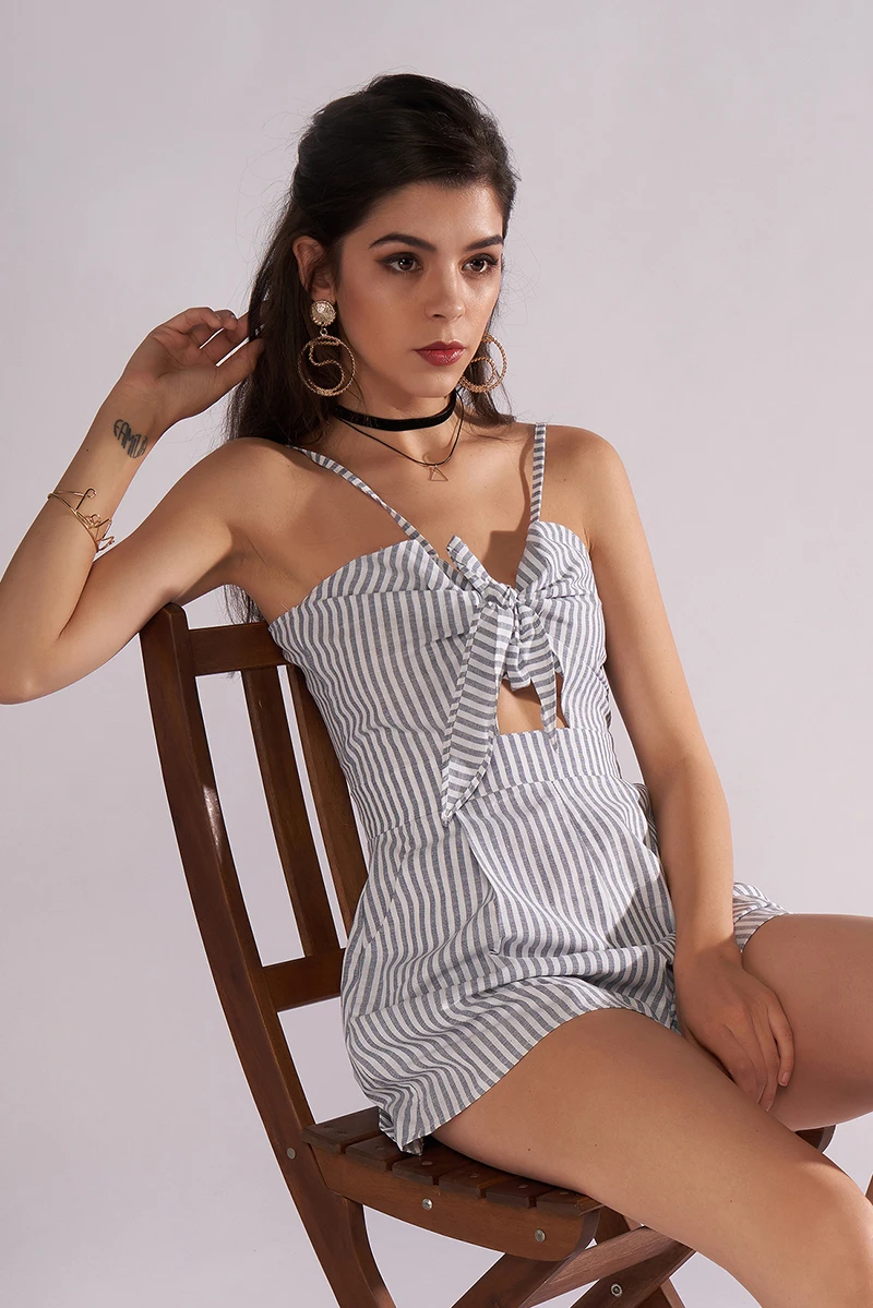 Spot scene shooting new Europe and the United States foreign trade condole belt v-neck stripe bind high waist jumpsuits
Spot scene shooting new Europe and the United States foreign trade condole belt v-neck stripe bind high waist jumpsuits