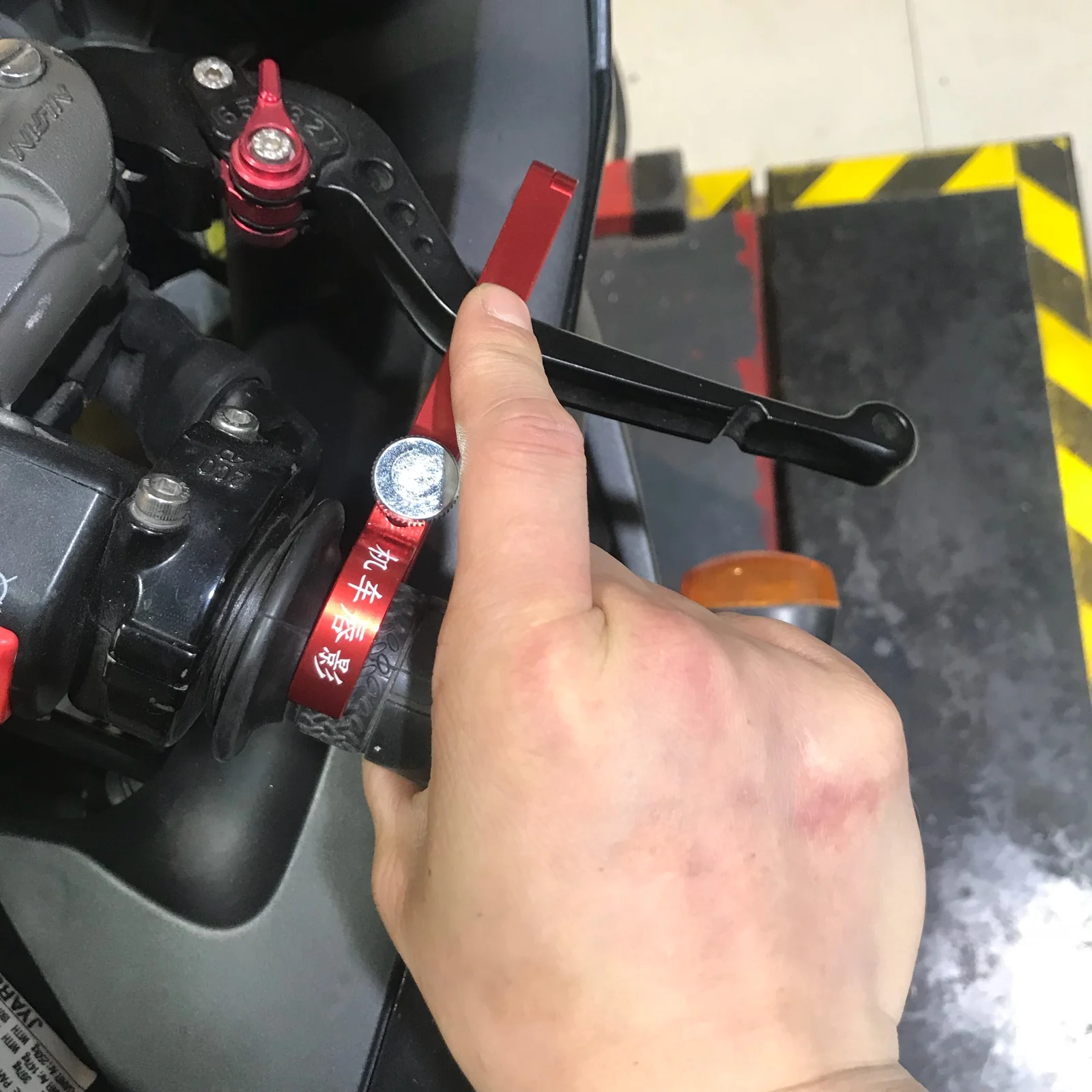 30-38mm Universal Motorcycle Throttle Lock Cruise Control Clamp CNC 7075 Aviation Aluminum Alloy Cruise Control Assist Red Color
30-38mm Universal Motorcycle Throttle Lock Cruise Control Clamp CNC 7075 Aviation Aluminum Alloy Cruise Control Assist Red Color