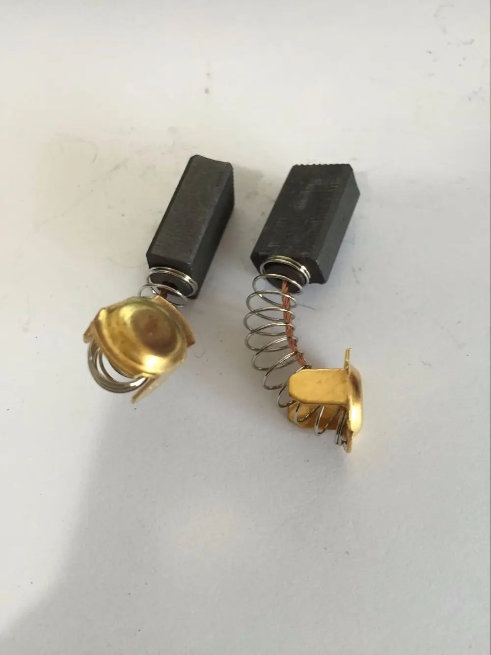 2pcs 18mm x 11mm x 7mm 0.71"x0.43"x0.27" Motor Carbon Brushes for Hitachi Power Tool
2pcs 18mm x 11mm x 7mm 0.71"x0.43"x0.27" Motor Carbon Brushes for Hitachi Power Tool