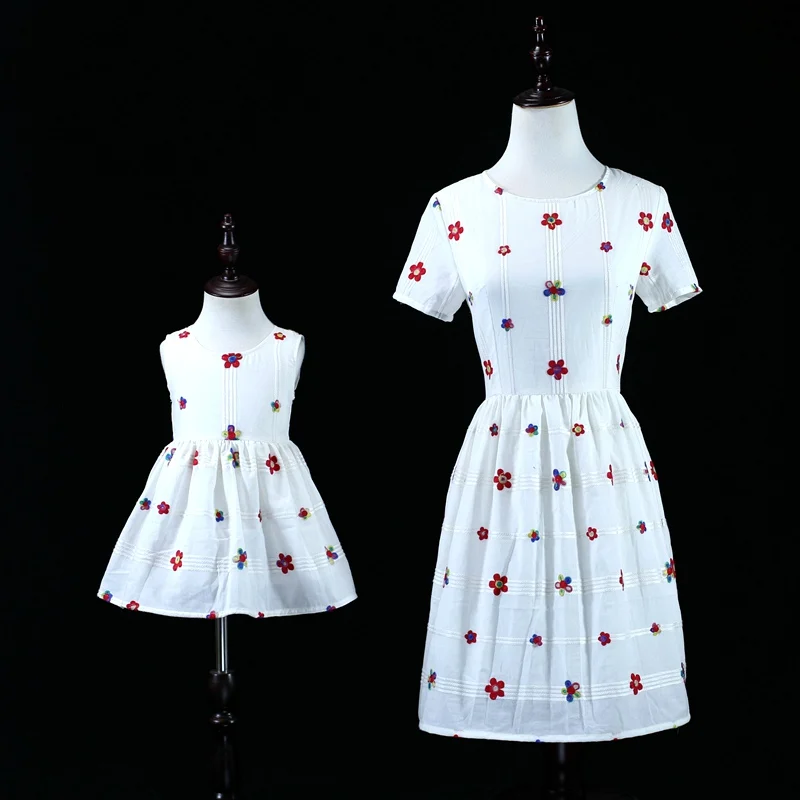 Family look outfits cotton floral kids girls clothes child princess mammy and girl casual dresses matching mother daughter dress
Family look outfits cotton floral kids girls clothes child princess mammy and girl casual dresses matching mother daughter dress