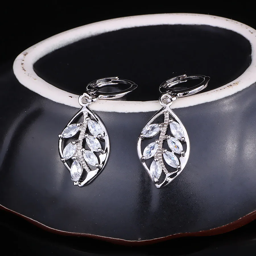 FARLENA Jewelry Gold Color leaf Drop Earrings Inlay with Multicolor Zircon for Women Fashion Crystal Bridal Earrings
FARLENA Jewelry Gold Color leaf Drop Earrings Inlay with Multicolor Zircon for Women Fashion Crystal Bridal Earrings