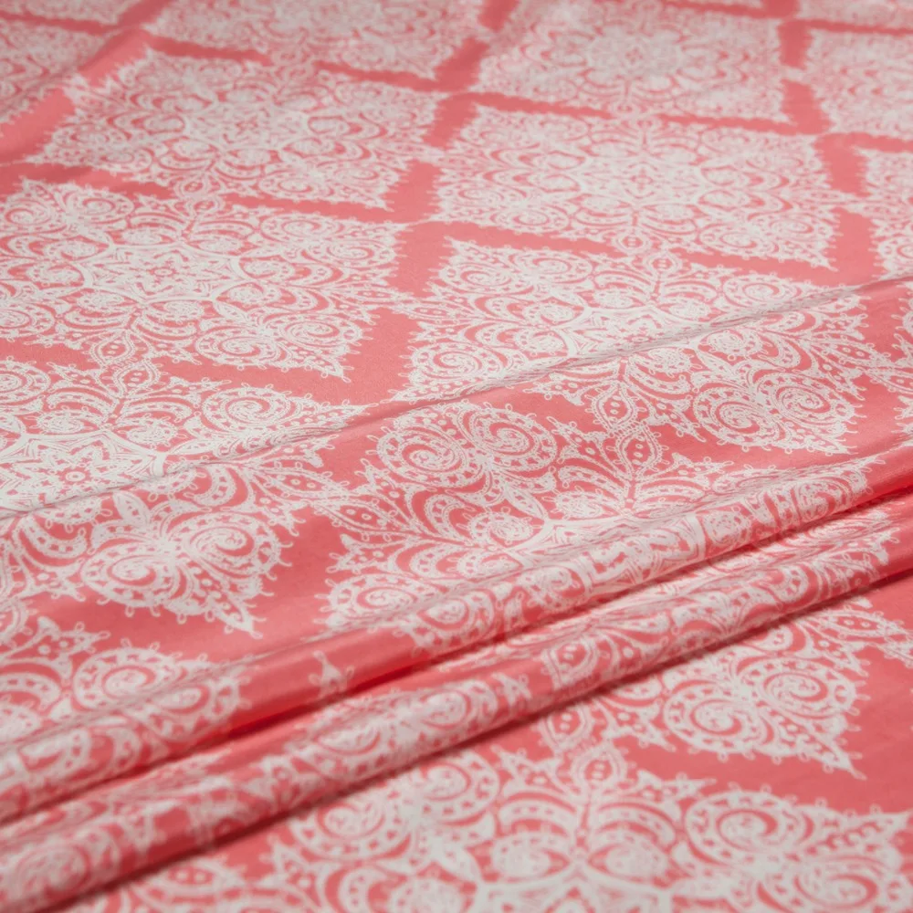 Шелковая ткань с геометрическим узором кораллового розового и белого цвета