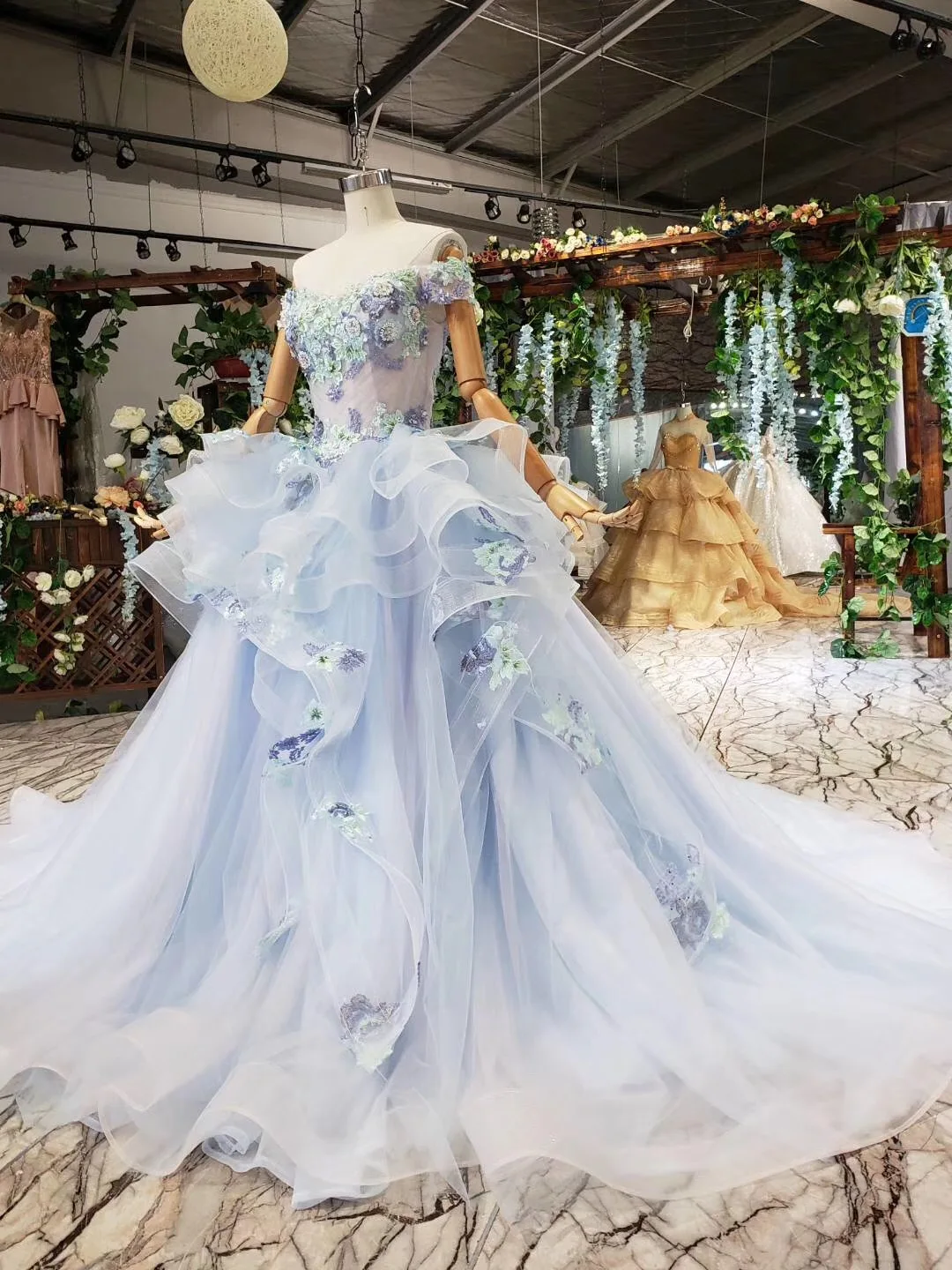 2019 Gorgeous Light Blue 3d Flowers Ball Gowns Luxury Pearls Long Prom Dresses Saudi Arabic Prom Gown Puffy Skirt Vestidos Longo
2019 Gorgeous Light Blue 3d Flowers Ball Gowns Luxury Pearls Long Prom Dresses Saudi Arabic Prom Gown Puffy Skirt Vestidos Longo