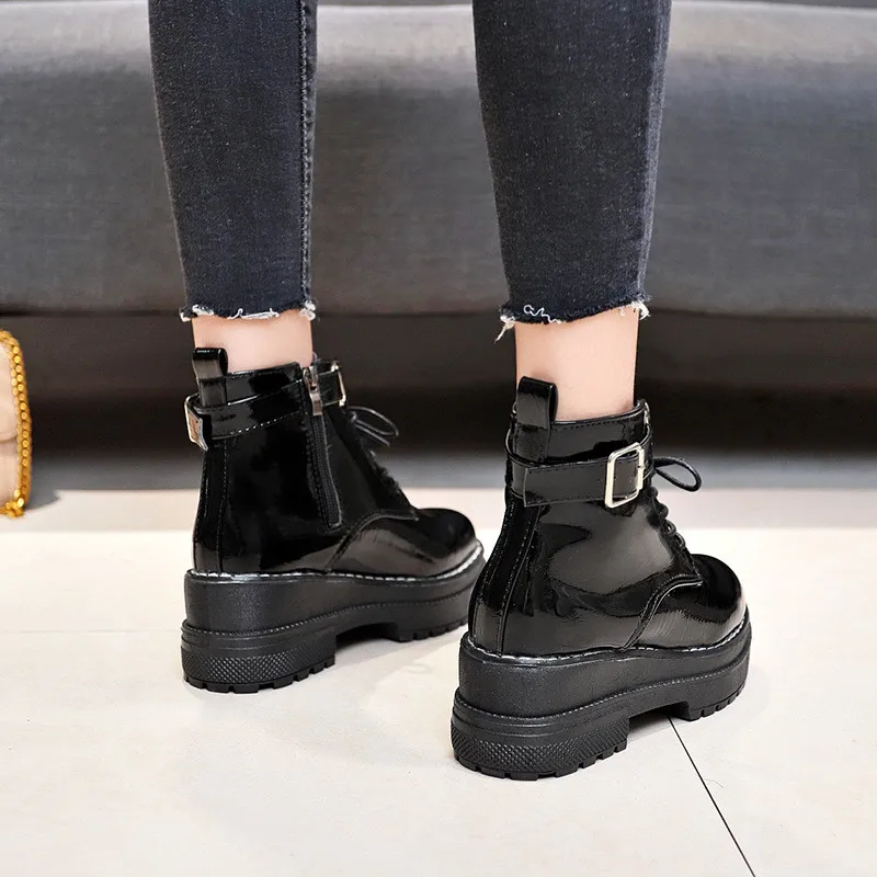 Boots European and American women's shoes patent leather thick with Martin boots trend short tube slim boots
Boots European and American women's shoes patent leather thick with Martin boots trend short tube slim boots