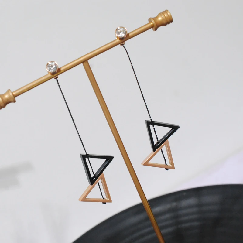 YUN RUO 2019 Hot Sell Fashion Triangle Tassel Stud Earring Rose Gold Color Woman Birthday Gift Titanium Steel Jewelry Never Fade
YUN RUO 2019 Hot Sell Fashion Triangle Tassel Stud Earring Rose Gold Color Woman Birthday Gift Titanium Steel Jewelry Never Fade