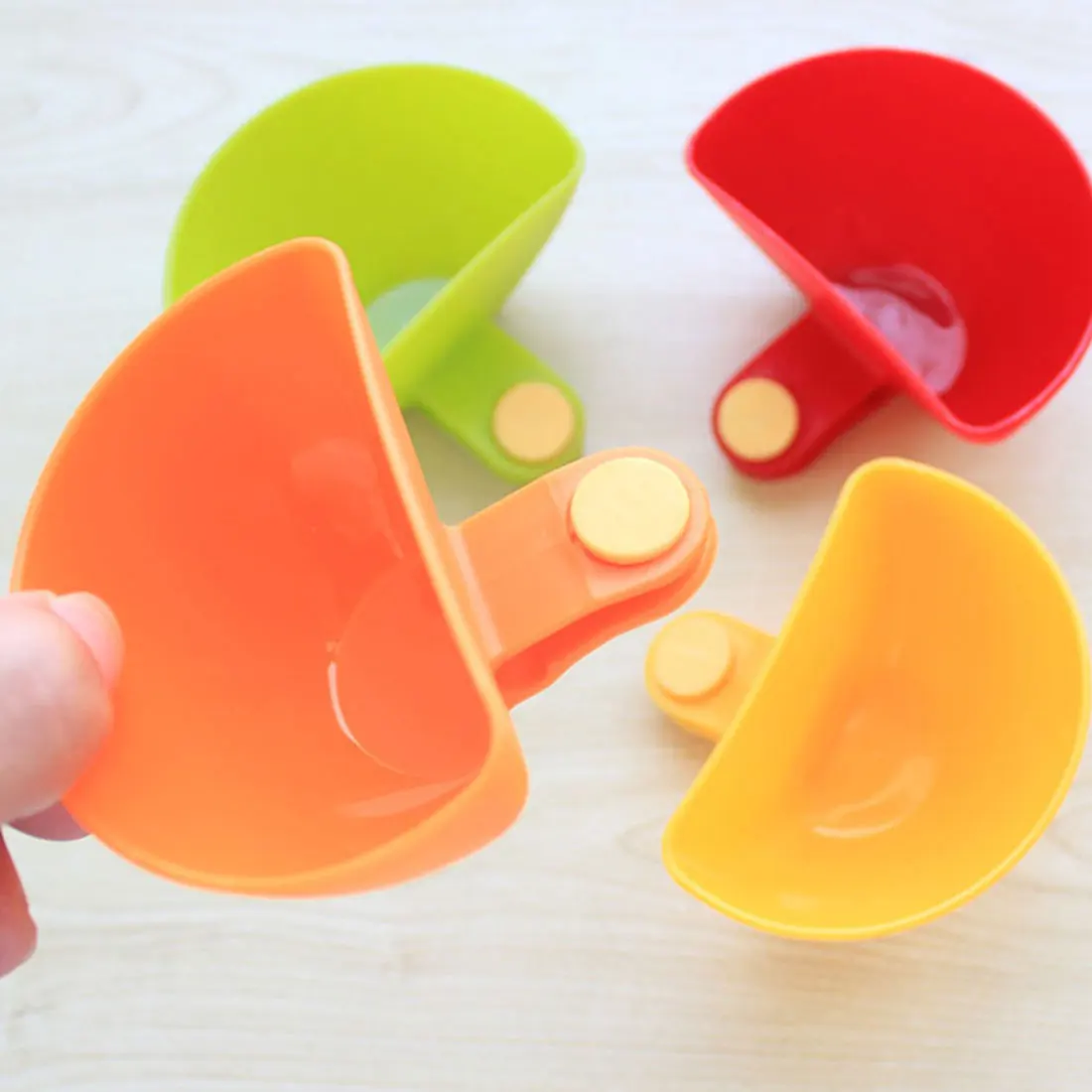 4 Colors 1pcs Dip Saucers Assorted Salad Sauce Ketchup Dip Clip Cup Bowl for Tomato Salt Vinegar Sugar Flavor Splice
4 Colors 1pcs Dip Saucers Assorted Salad Sauce Ketchup Dip Clip Cup Bowl for Tomato Salt Vinegar Sugar Flavor Splice