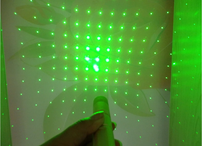 HOT! Powerful military 20w 20000m 532nm focusable green laser pointer flashlight lazer torch light Burning match burn cigarettes
HOT! Powerful military 20w 20000m 532nm focusable green laser pointer flashlight lazer torch light Burning match burn cigarettes