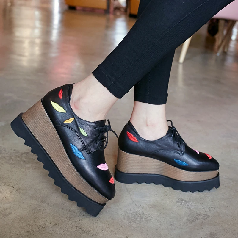 INS hot women shoes Genuine Leather plus size 22-26 cm length pumps women shoes Embroidered red lips high heel female+shoes
INS hot women shoes Genuine Leather plus size 22-26 cm length pumps women shoes Embroidered red lips high heel female+shoes