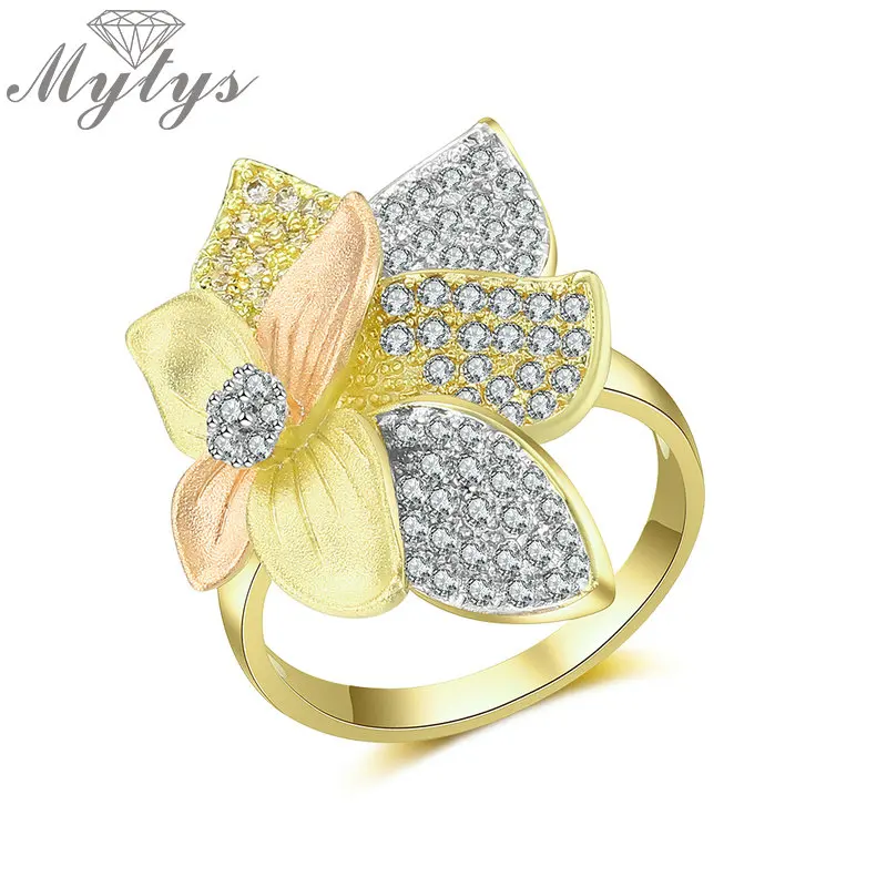 Mytys выложенное фианитом Кольцо с великолепным цветком Три золота для молодых женщин модные Романтические ювелирные изделия для вечерние Ринок и свадеб R2090
Mytys выложенное фианитом Кольцо с великолепным цветком Три золота для молодых женщин модные Романтические ювелирные изделия для вечерние Ринок и свадеб R2090