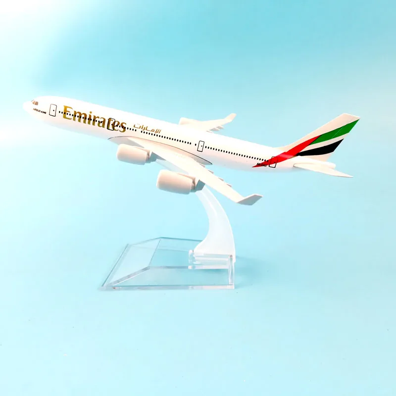 Модель пассажирского самолета A340 Эмиратов, модель самолета 16 см из сплава, рождественские игрушки, подарки для детей
Модель пассажирского самолета A340 Эмиратов, модель самолета 16 см из сплава, рождественские игрушки, подарки для детей