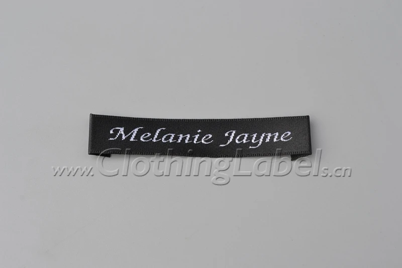 satin woven label, black background with white logo, main label for clothing accessories, end folded
satin woven label, black background with white logo, main label for clothing accessories, end folded
